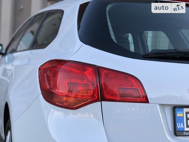 Універсал Opel Astra 2015 в Дрогобичі