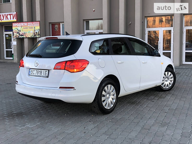 Універсал Opel Astra 2015 в Дрогобичі