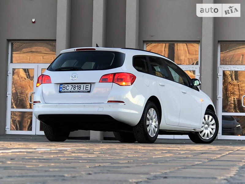 Універсал Opel Astra 2015 в Дрогобичі