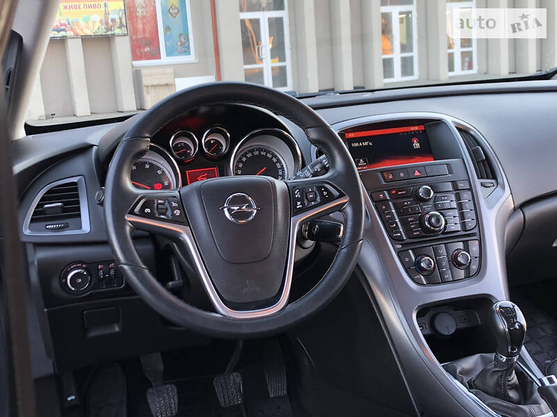 Універсал Opel Astra 2015 в Дрогобичі