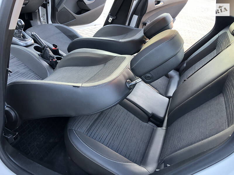 Універсал Opel Astra 2015 в Дрогобичі