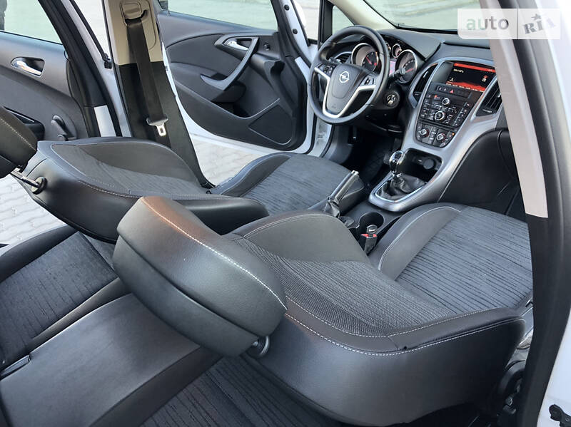 Універсал Opel Astra 2015 в Дрогобичі