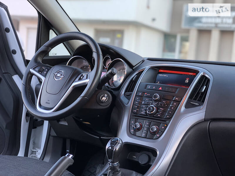Універсал Opel Astra 2015 в Дрогобичі