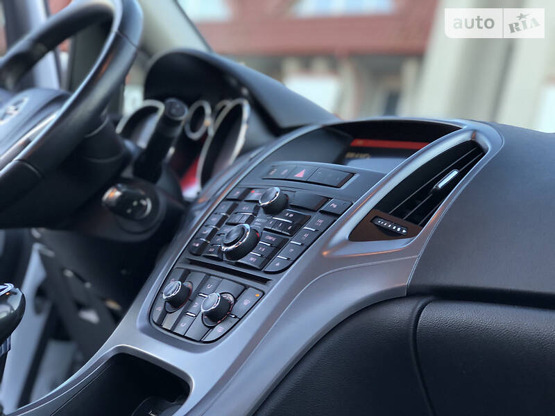 Універсал Opel Astra 2015 в Дрогобичі