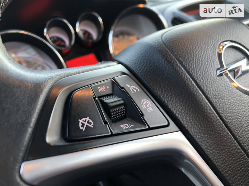 Універсал Opel Astra 2015 в Дрогобичі
