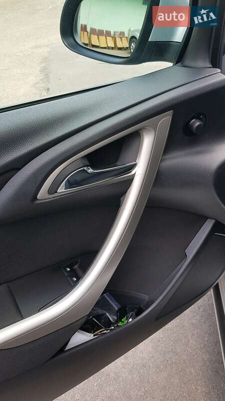 Универсал Opel Astra 2011 в Львове