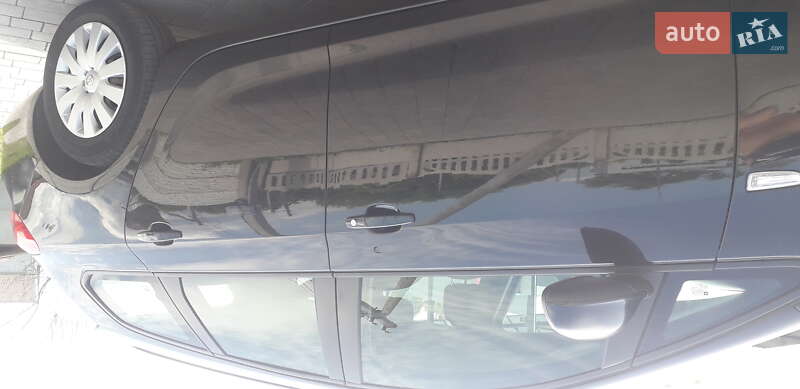 Универсал Opel Astra 2013 в Остроге