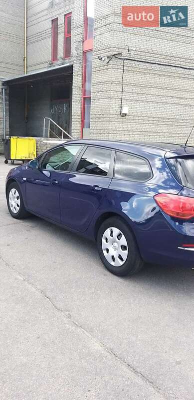 Универсал Opel Astra 2014 в Днепре