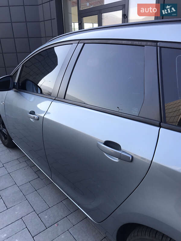 Универсал Opel Astra 2013 в Тячеве