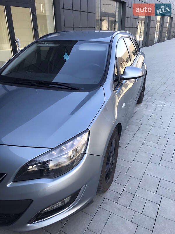 Универсал Opel Astra 2013 в Тячеве