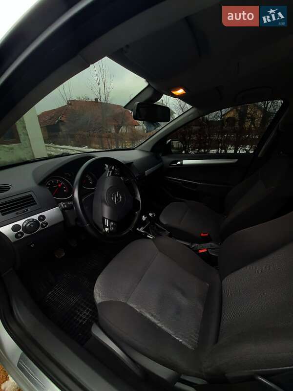 Универсал Opel Astra 2010 в Дрогобыче