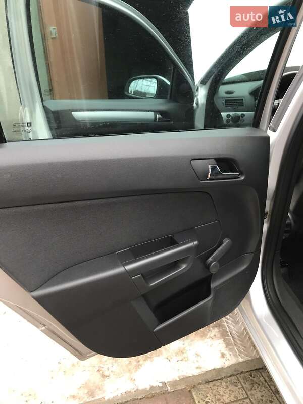 Универсал Opel Astra 2010 в Дрогобыче