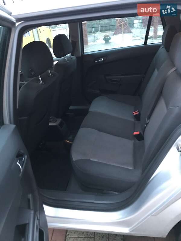 Универсал Opel Astra 2010 в Дрогобыче