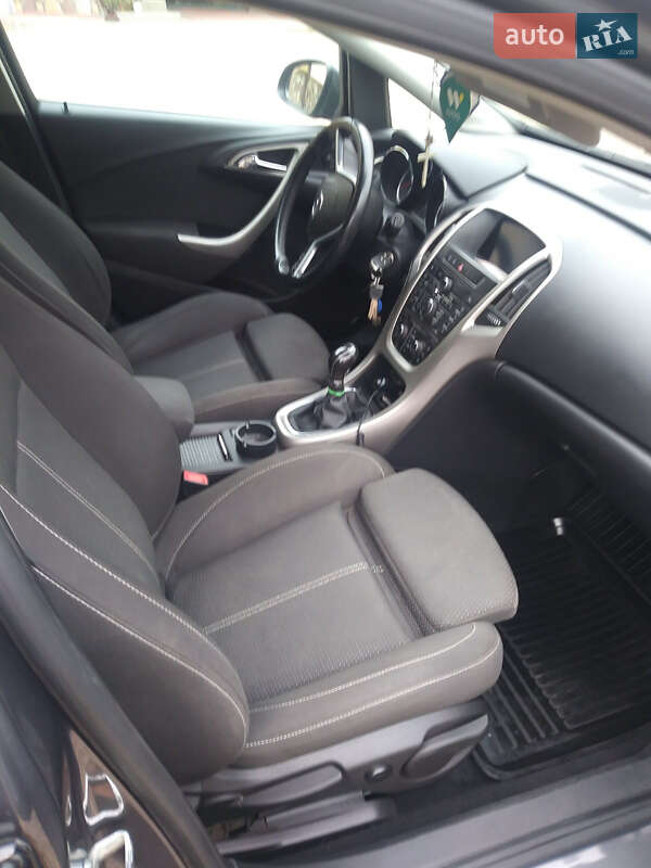 Универсал Opel Astra 2011 в Монастыриске