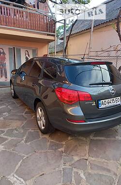 Универсал Opel Astra 2011 в Мукачево