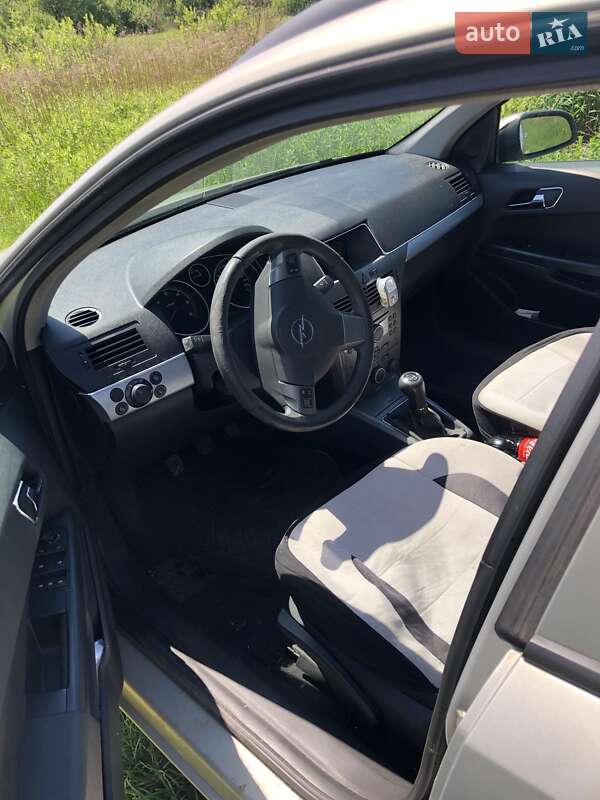 Универсал Opel Astra 2004 в Сваляве