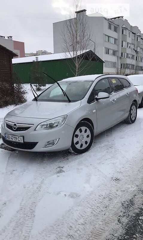Универсал Opel Astra 2012 в Тыврове