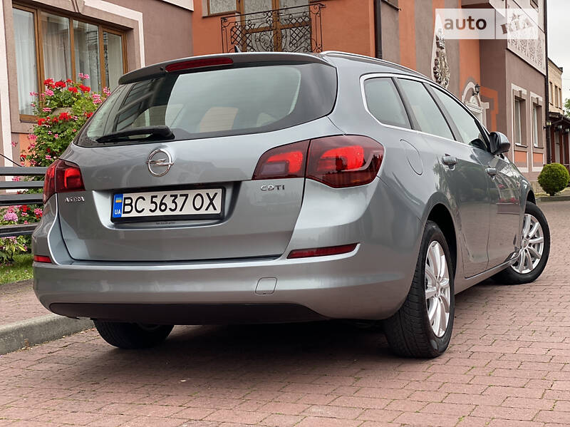 Универсал Opel Astra 2011 в Стрые