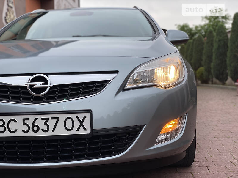 Универсал Opel Astra 2011 в Стрые