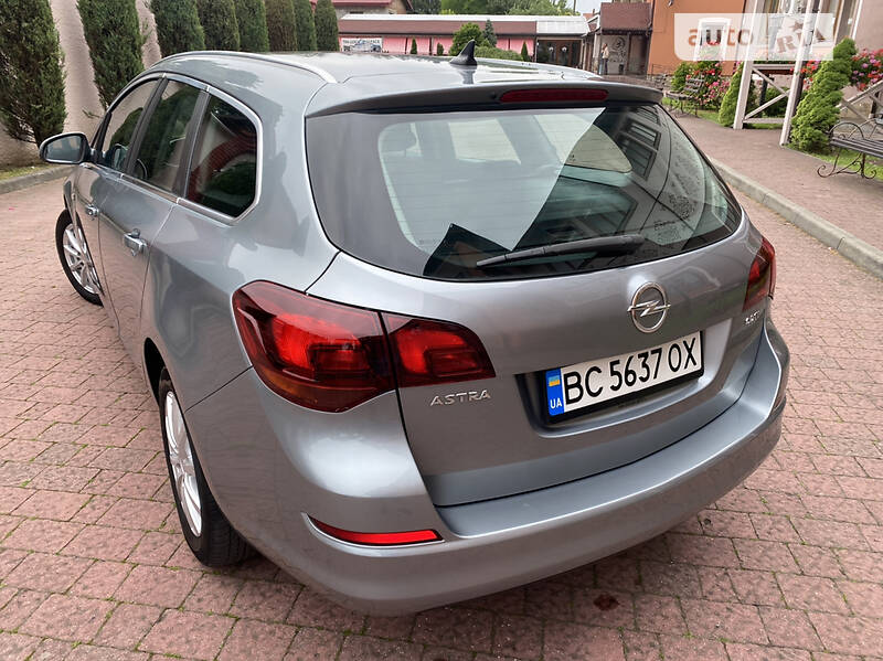 Универсал Opel Astra 2011 в Стрые