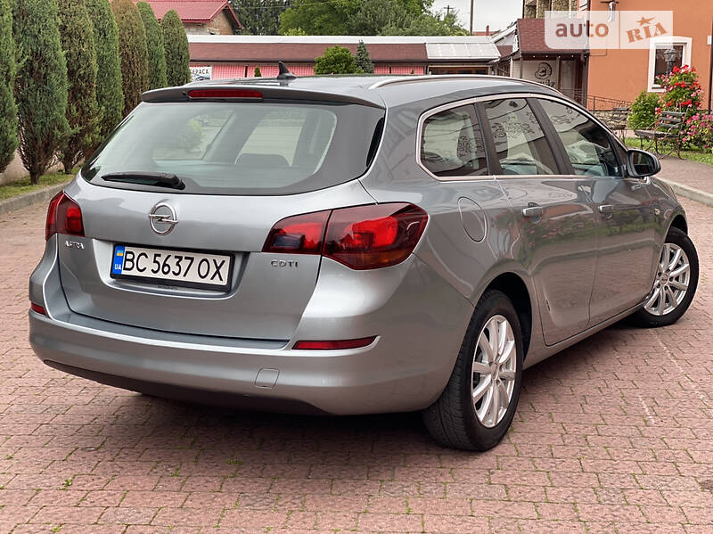 Универсал Opel Astra 2011 в Стрые