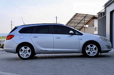 Універсал Opel Astra 2012 в Дрогобичі