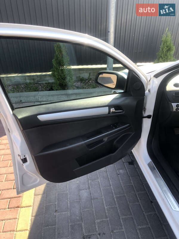 Универсал Opel Astra 2010 в Рокитном
