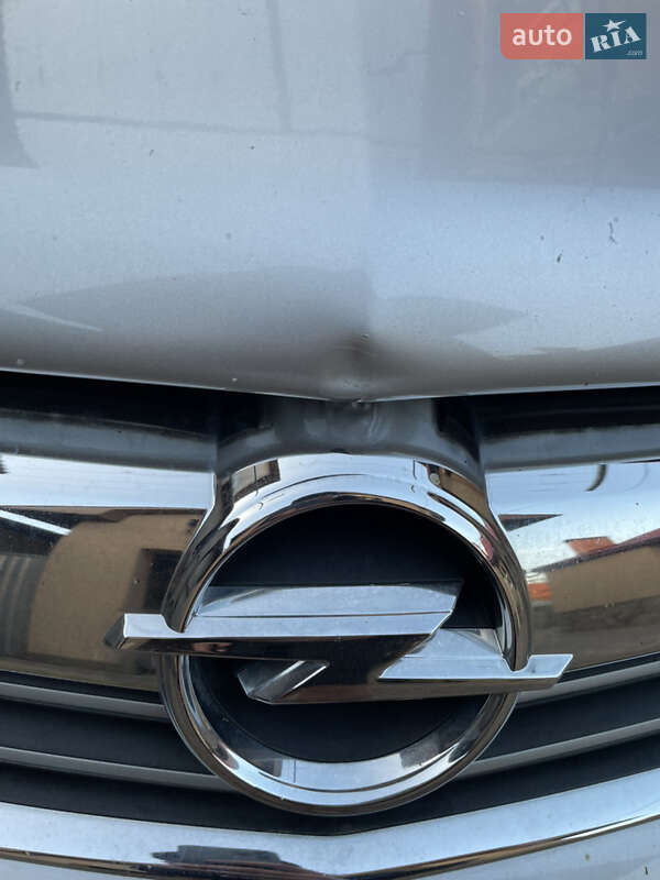 Седан Opel Astra 2011 в Іршаві