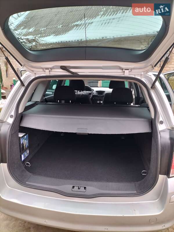 Универсал Opel Astra 2010 в Ровно