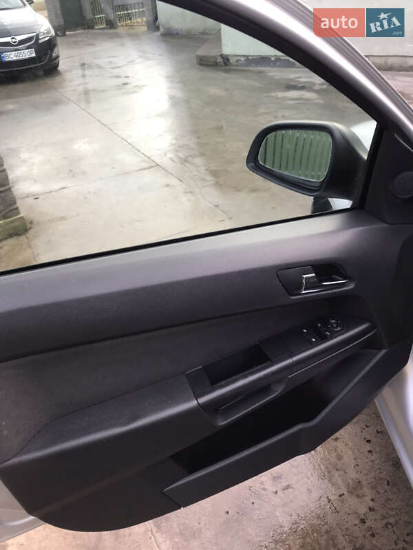 Универсал Opel Astra 2011 в Львове
