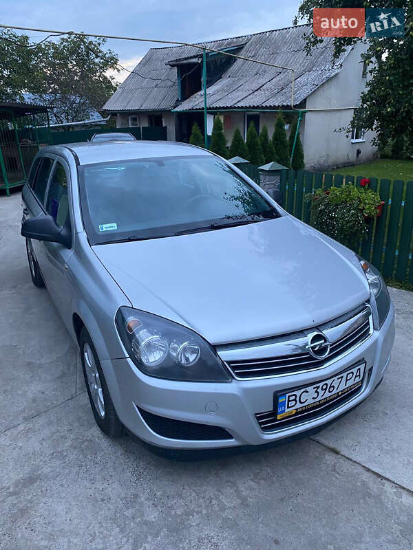 Универсал Opel Astra 2011 в Львове