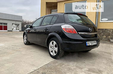 Хэтчбек Opel Astra 2004 в Тячеве