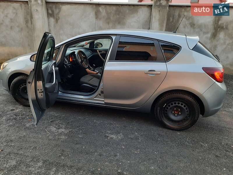 Хэтчбек Opel Astra 2010 в Мукачево