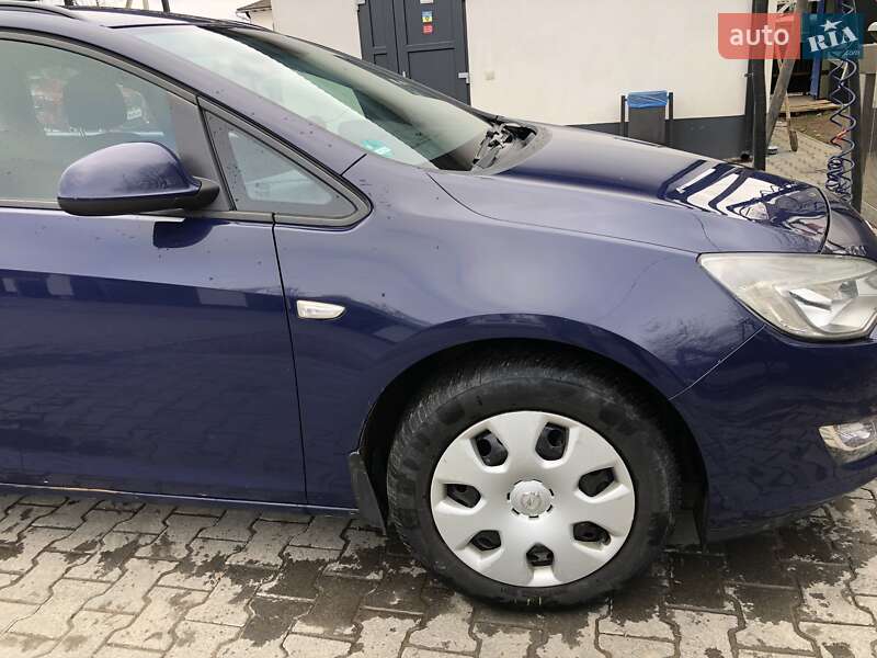 Универсал Opel Astra 2011 в Ивано-Франковске
