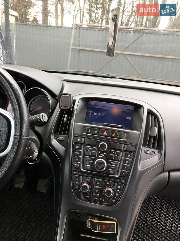 Универсал Opel Astra 2011 в Ивано-Франковске