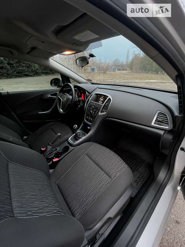 Универсал Opel Astra 2013 в Чернигове