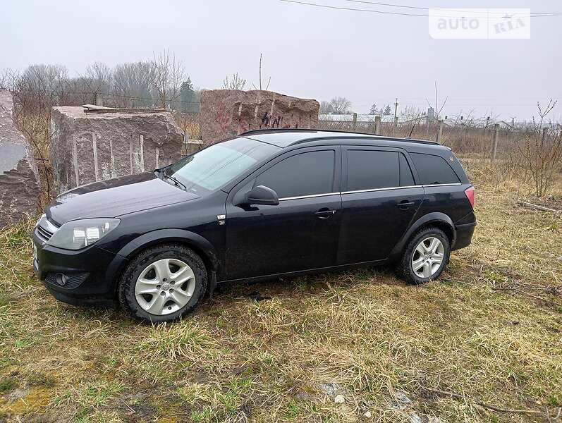 Універсал Opel Astra 2010 в Львові