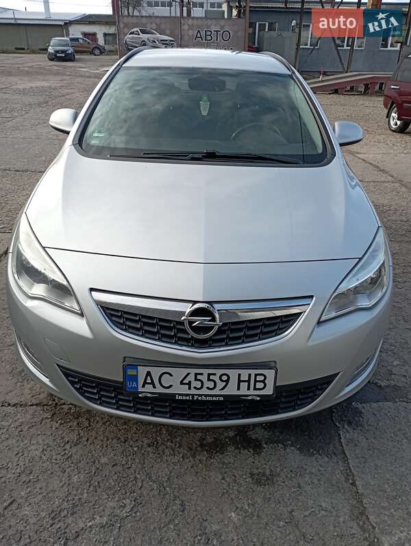 Универсал Opel Astra 2011 в Нововолынске