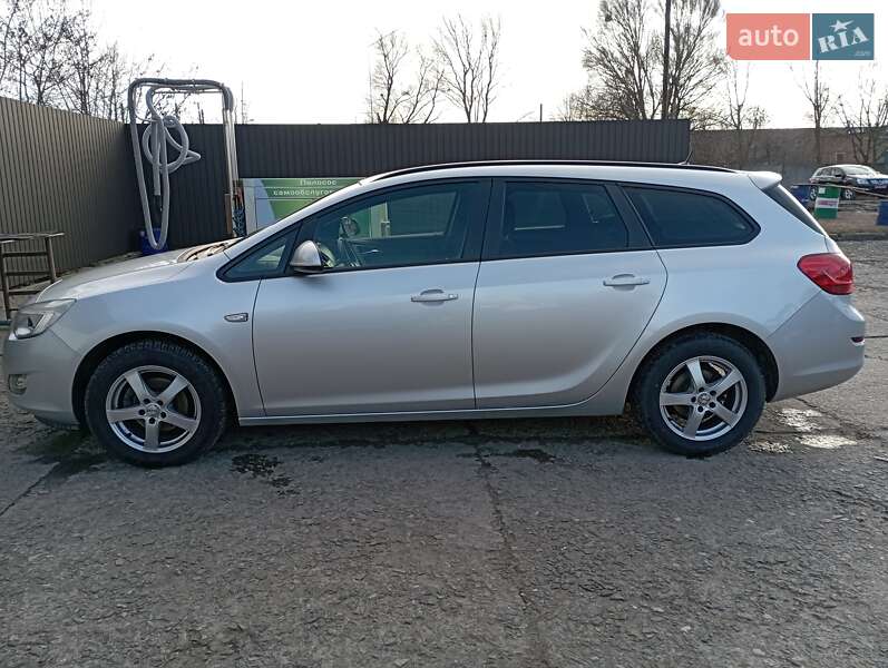 Универсал Opel Astra 2011 в Нововолынске