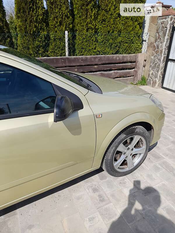 Універсал Opel Astra 2005 в Нововолинську