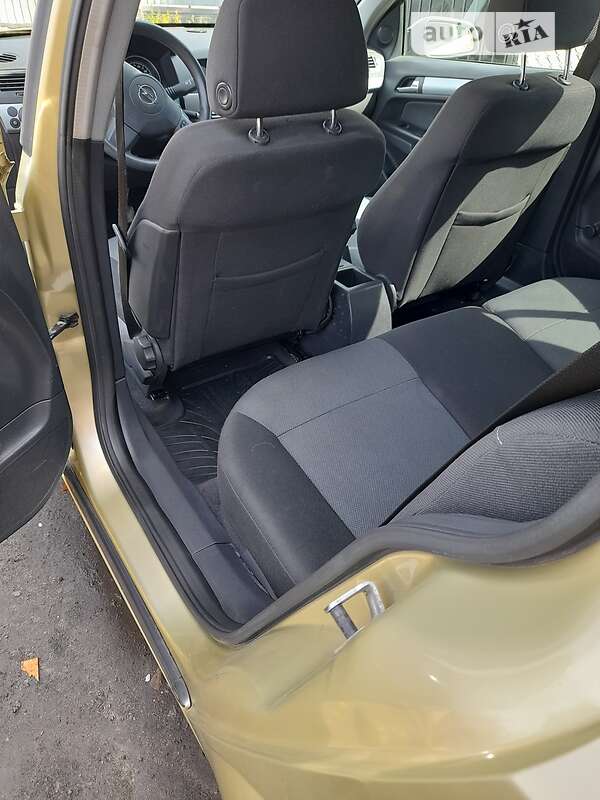 Універсал Opel Astra 2005 в Нововолинську