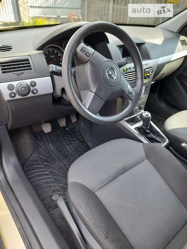 Універсал Opel Astra 2005 в Нововолинську