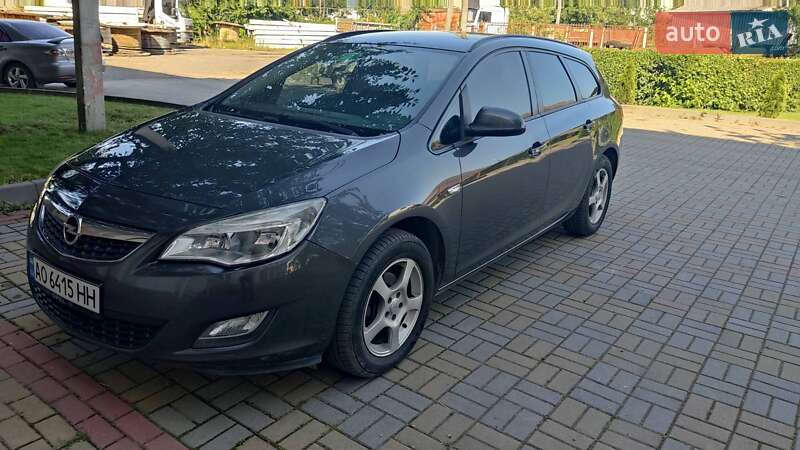 Универсал Opel Astra 2012 в Ужгороде