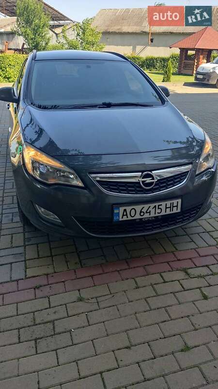 Универсал Opel Astra 2012 в Ужгороде