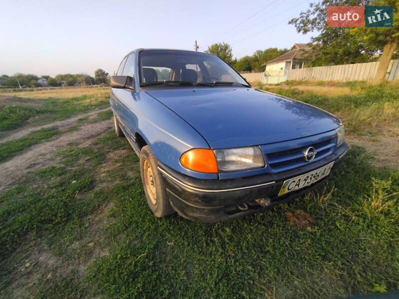 Хэтчбек Opel Astra 1993 в Тарутине