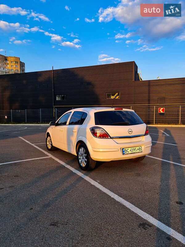 Хэтчбек Opel Astra 2012 в Львове