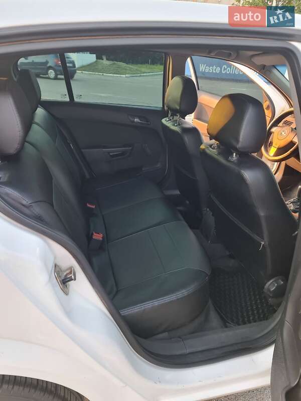 Хэтчбек Opel Astra 2012 в Львове