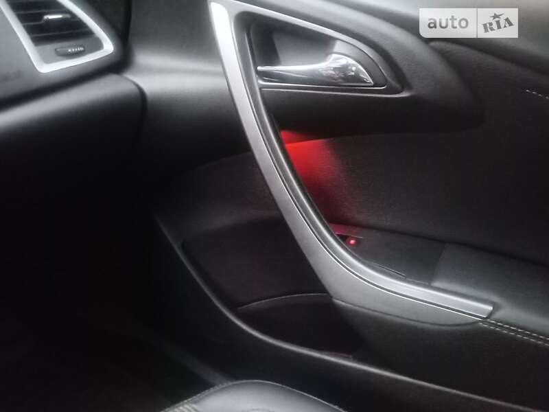 Универсал Opel Astra 2012 в Ровно