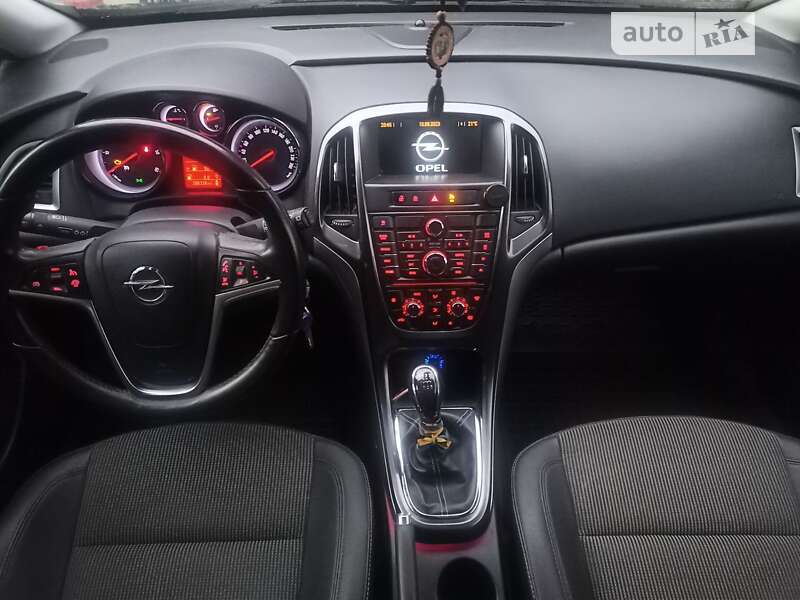 Универсал Opel Astra 2012 в Ровно