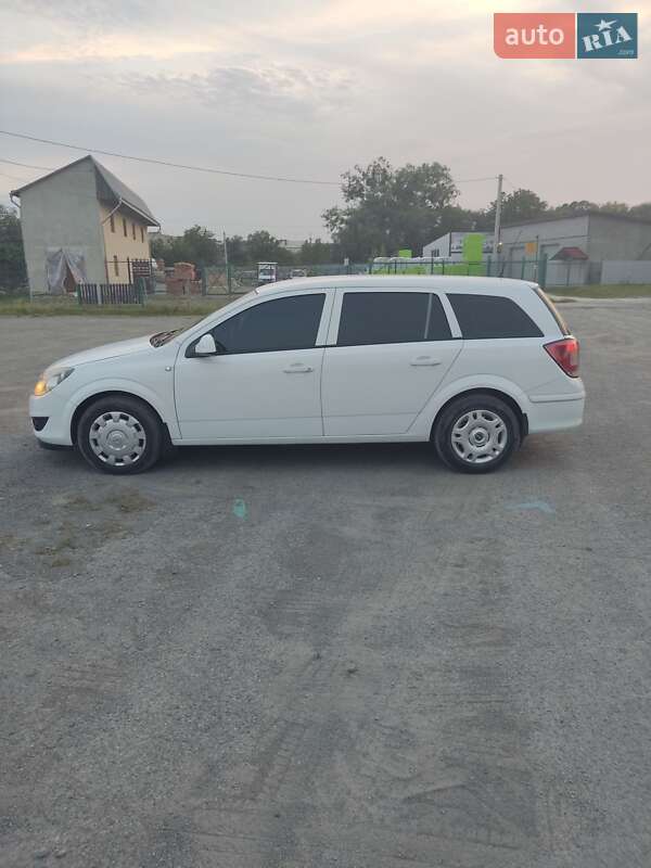 Универсал Opel Astra 2011 в Бережанах